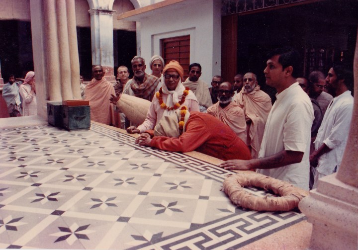 SGMgivingobeisance_nabadwip